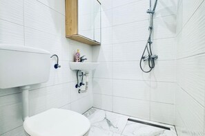 Shower, hair dryer, towels, soap - Convenient Stay Room for 2, 11 Min to Atzgersdorf (Vienna)