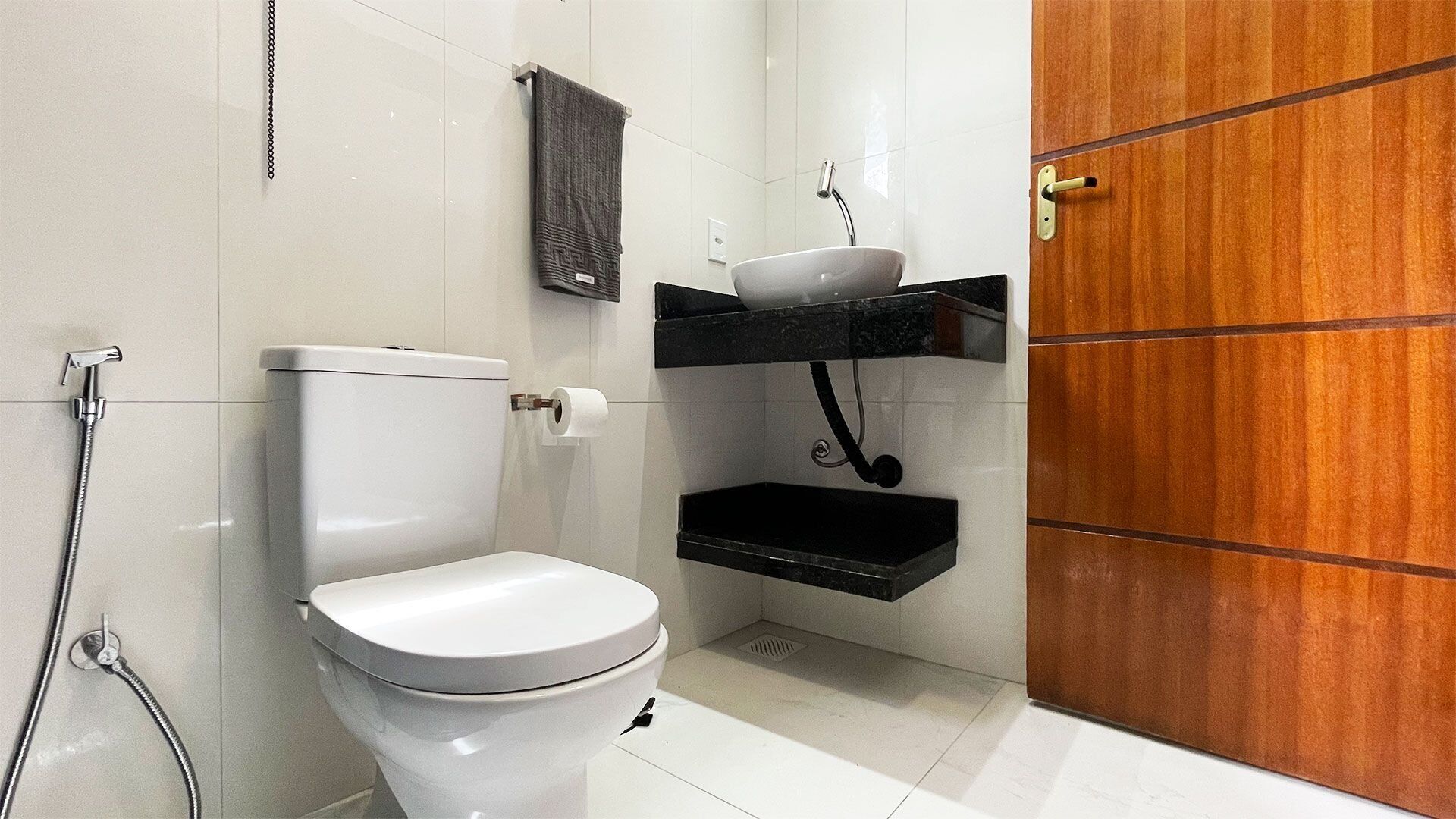 Une salle de bain avec des toilettes, un lavabo et une douche.