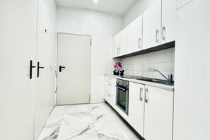 Frigorífico, horno, placa de cocina y utensilios de cocina