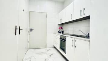 Geladeira, fogão, cooktop, talheres/pratos/utensílios de cozinha