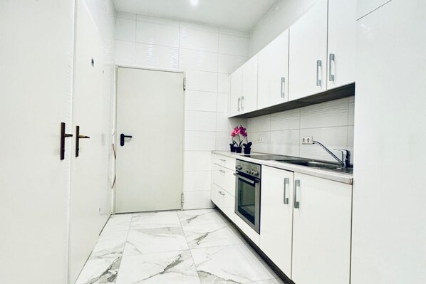 Fridge, oven, stovetop, cookware/dishes/utensils