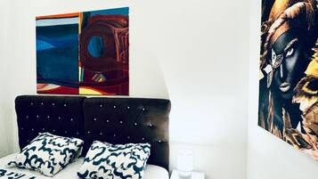 5 slaapkamers, een bureau, beddengoed