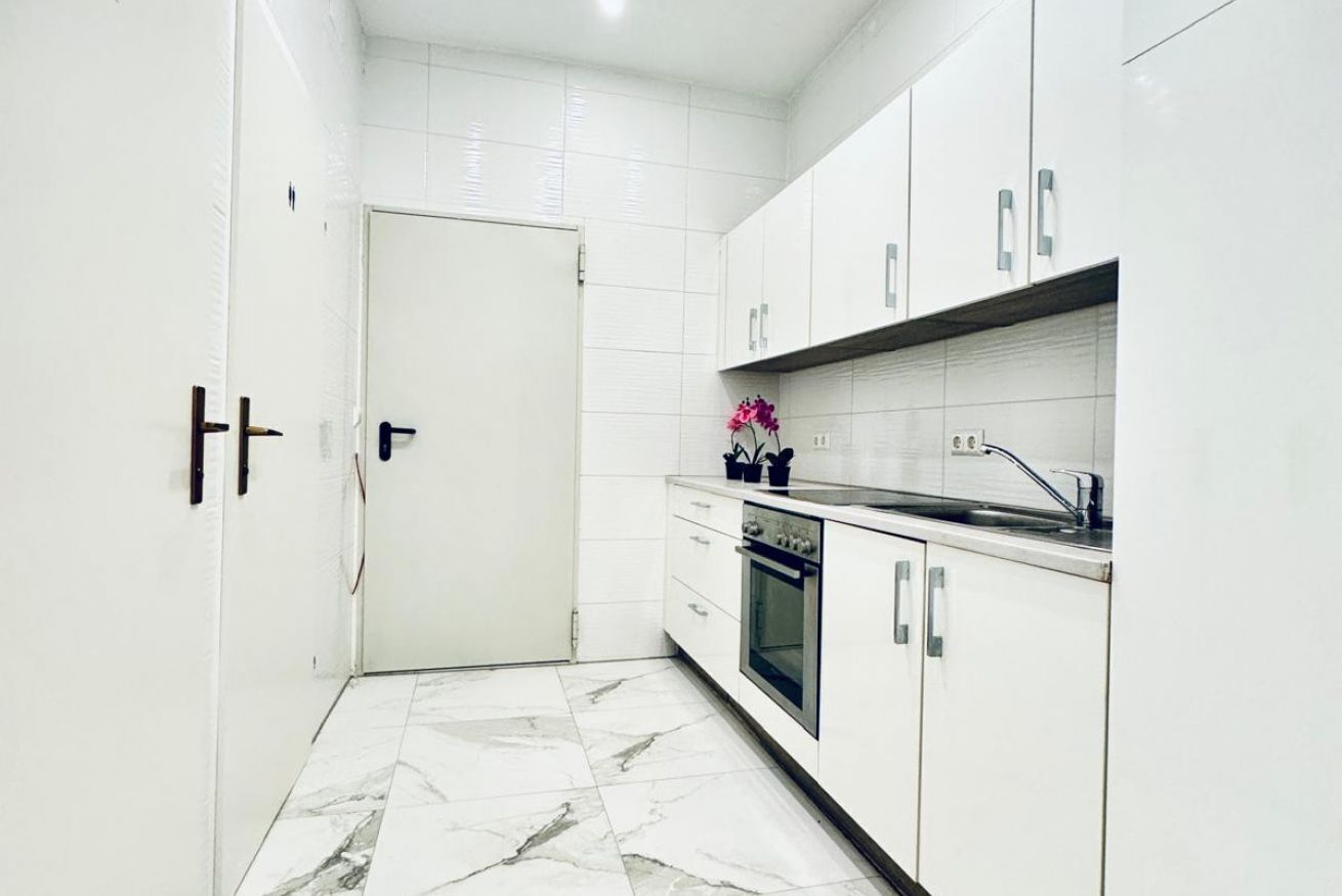 Kühlschrank, Ofen, Herdplatte, Kochgeschirr/Geschirr/Besteck