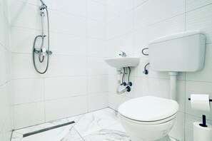 Suihku, hiustenkuivaaja, pyyhkeet, saippua