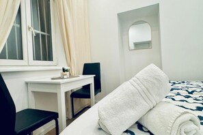 5 Schlafzimmer, Schreibtisch, Bettwäsche