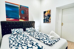 5 bedrooms, desk, bed sheets