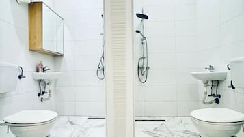 Chuveiro, secador de cabelo, toalhas de banho, sabonete