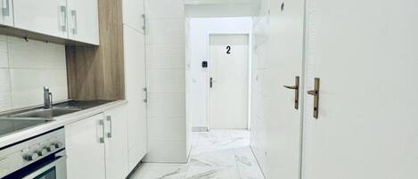 Fridge, oven, stovetop, cookware/dishes/utensils