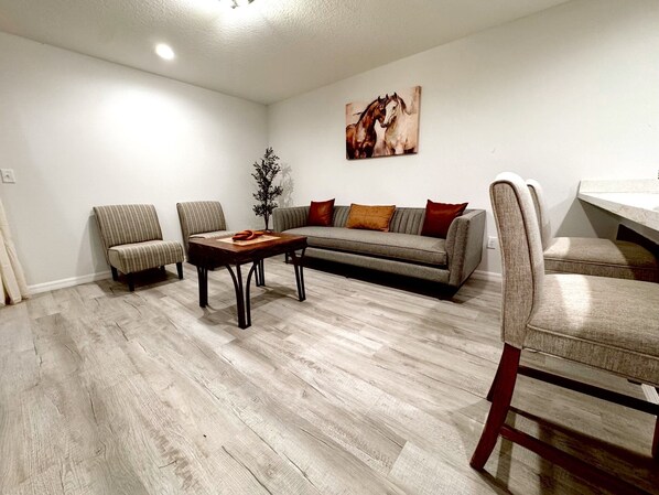 Älytelevisio, takka, kirjoja