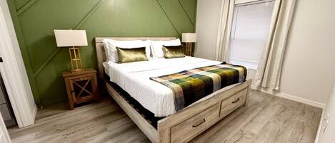 3 chambres, bureau, fer et planche à repasser, lit parapluie