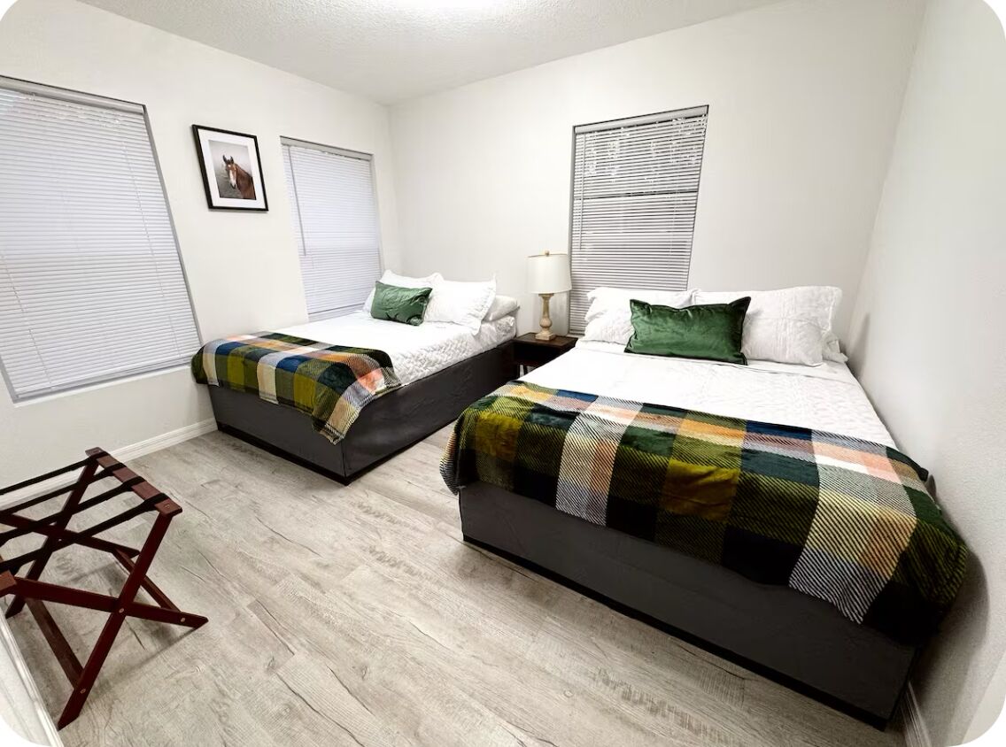 3 soverom, skrivebord, strykejern/-brett og reiseseng for barn