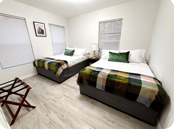 3 slaapkamers, een bureau, een strijkplank/strijkijzer, reisbedje