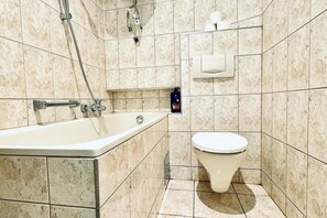 Een douche, een haardroger, handdoeken, zeep