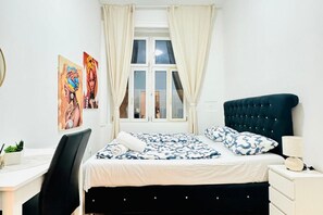 1 slaapkamer, een bureau, wifi, beddengoed