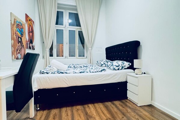 1 bedroom, desk, WiFi, bed sheets - Affordable Room for 2P, 11 Min to Atzgersdorf (Wien)