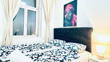 1 Schlafzimmer, Schreibtisch, WLAN, Bettwäsche