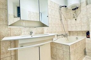 Chuveiro, secador de cabelo, toalhas de banho, sabonete