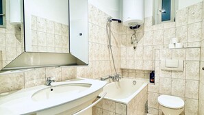 Shower, hair dryer, towels, soap - Beautiful Room Close to Atzgersdorf (Vienna)