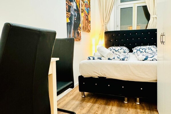 1 bedroom, desk, WiFi, bed sheets - Lovely Room for Two, Close to Atzgersdorf Station (Vienna)