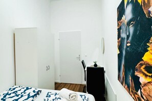 1 quarto, escrivaninha, Wi-Fi, roupa de cama