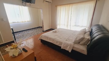 King Studio with Balcony | Desk, laptop workspace, iron/ironing board, free WiFi