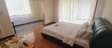 King Studio with Balcony | Desk, laptop workspace, iron/ironing board, free WiFi