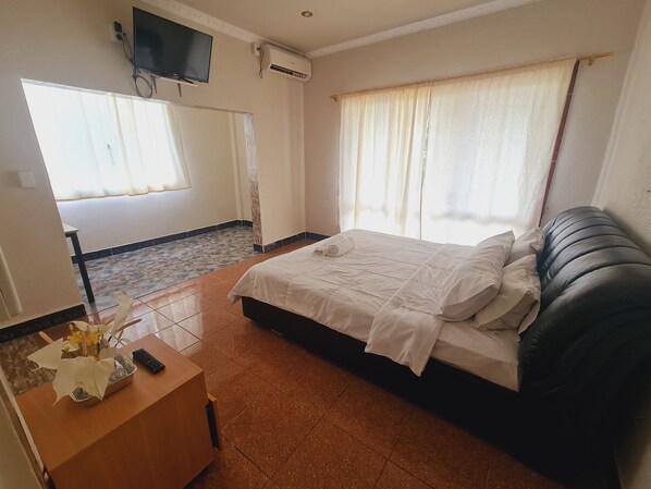 Habitación | Escritorio y espacio para trabajar con laptop 