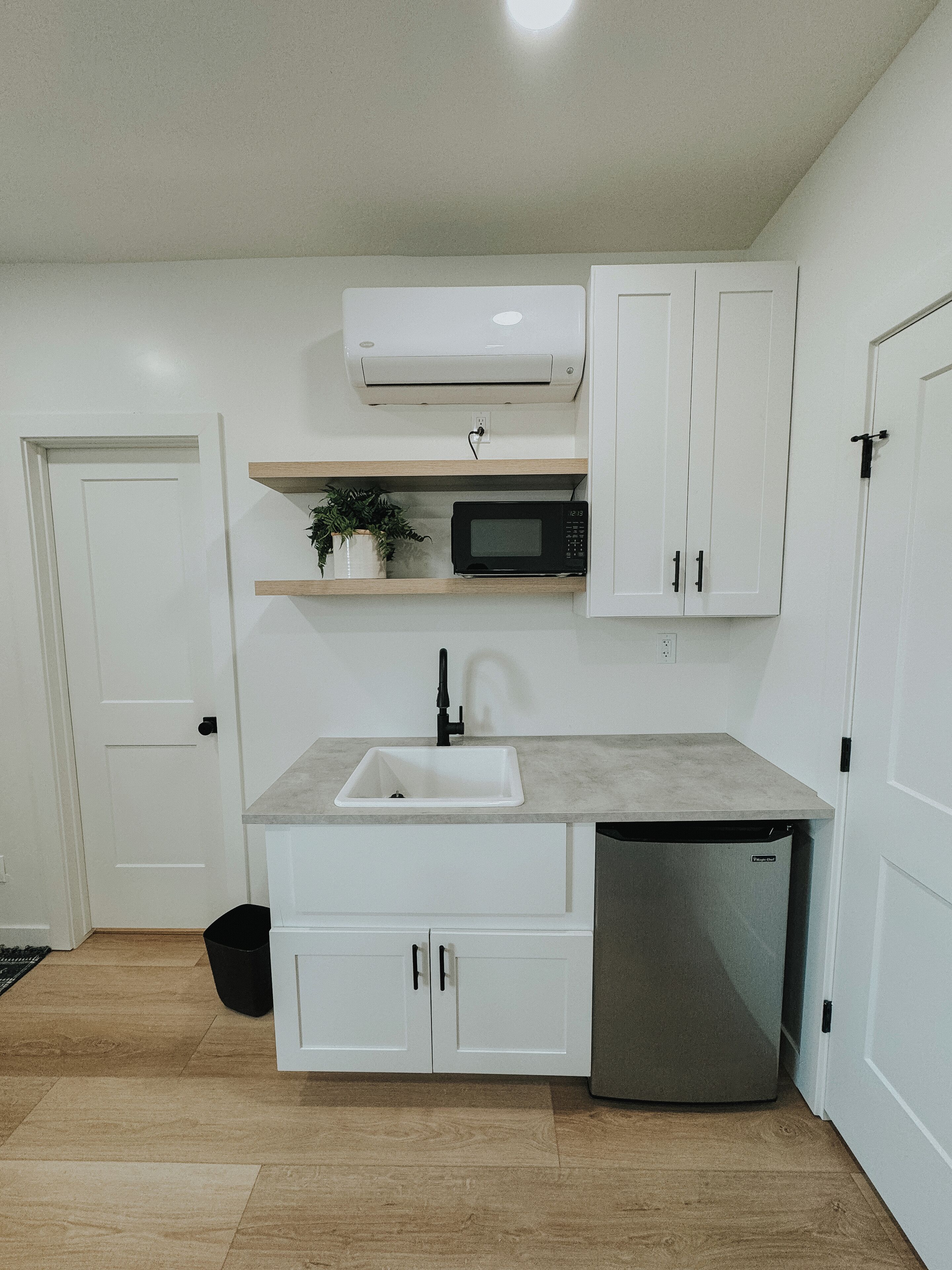 Kühlschrank, Mikrowelle, Wasserkocher mit Kaffee-/Teezubehör