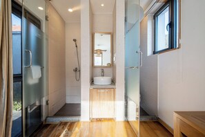 Comfort-Suite, 3 Schlafzimmer, eigenes Bad, Bergblick | Badezimmer | Dusche, kostenlose Toilettenartikel, Haartrockner, Handtücher