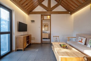 Classic-Suite, 3 Schlafzimmer, Kochnische, Hügelblick | Wohnbereich