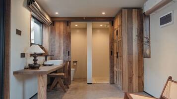 Suite Comfort, 3 kamar tidur, kamar mandi pribadi, pemandangan gunung | Kamar mandi | Shower, perlengkapan mandi gratis, pengering rambut, dan handuk