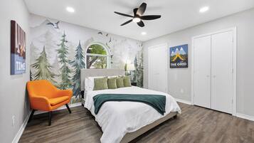 4 makuuhuonetta, työpöytä, silitysrauta/-lauta, vauvan matkasänky