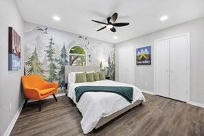 4 makuuhuonetta, työpöytä, silitysrauta/-lauta, vauvan matkasänky