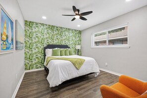 4 chambres, bureau, fer et planche à repasser, lit parapluie