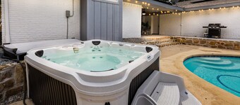 Luxury Escape - Pool, Hot Tub, Arcade, Games, BBQ & Outdoor Lounge!