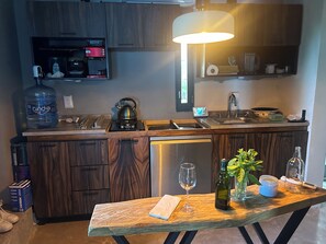 Frigorífico, microondas, horno y lavavajillas