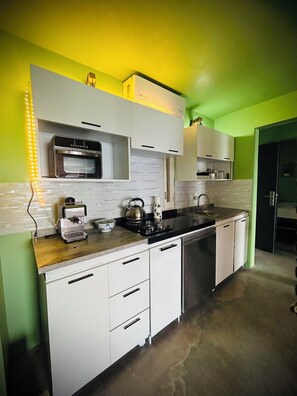 Réfrigérateur, four à micro-ondes, un four, lave-vaisselle