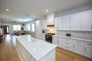 Kühlschrank, Ofen, Geschirrspüler, Mixer