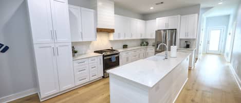 Fridge, oven, dishwasher, blender