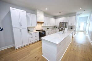 Réfrigérateur, four, lave-vaisselle, blender