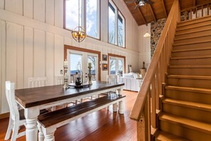 Dining - King Bed, Arcade, Hot Tub, Amazing Views (Jasper)