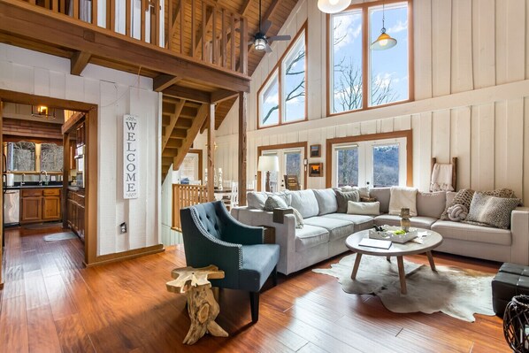 Smart TV, fireplace, video games, ping pong - King Bed, Arcade, Hot Tub, Amazing Views (Jasper)