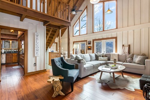 King Bed, Arcade, Hot Tub, Amazing Views