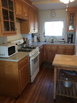 Four à micro-ondes, un four, surface de cuisson