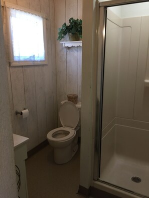 Douche, séchoir à cheveux, savon