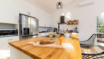 Geladeira, micro-ondas, fogĂŁo, cooktop
