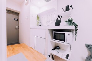 Apartment, 1 Double Bed, Non Smoking | Private kitchenette | Mini-fridge, microwave, stovetop, cookware/dishes/utensils