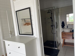 Douche, serviettes fournies, savon, papier toilette