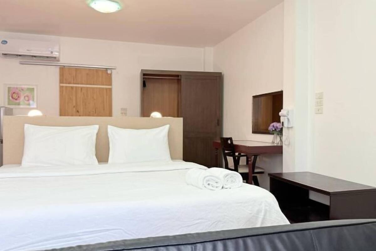 WiFi (free), bed sheets