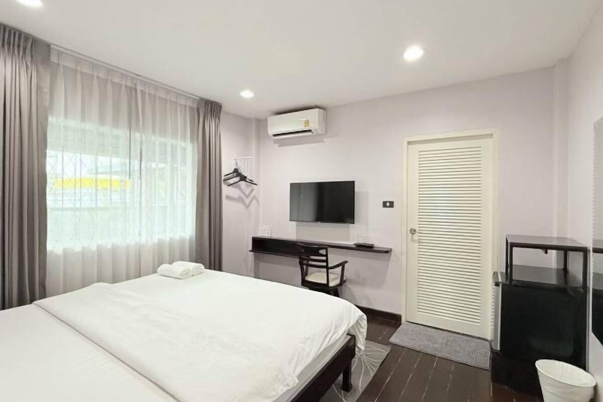 WiFi (free), bed sheets